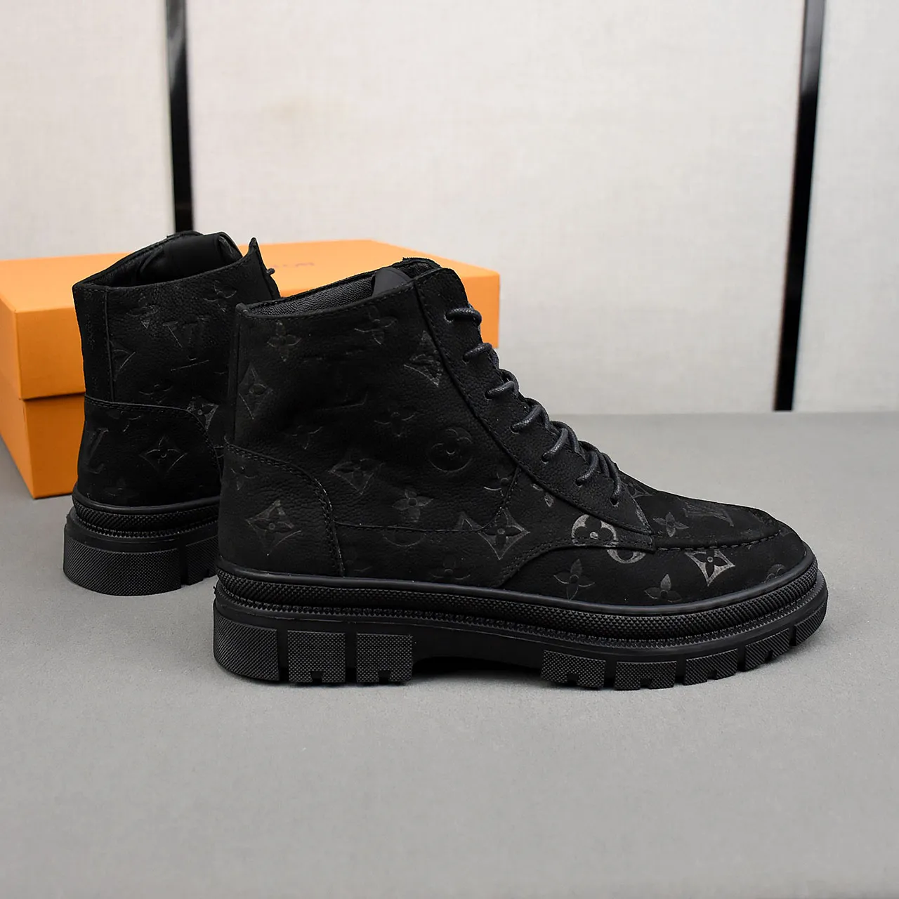 PP leather 240 gross 260👟👟👟LOUIS VUITTON LV donkey brand new thick-soled lace-up big-toe shoes men's casual shoes high-top short boots. These boots are made of waterproof nubuck to create a lightweight and comfortable shoe body. The trendy attitude of being both strong and soft makes it an everyday choice. ✔Upper: imported nubuck leather ✔Lining: sheepskin or wool ✔Outsole: molded outsole Size: 38-44